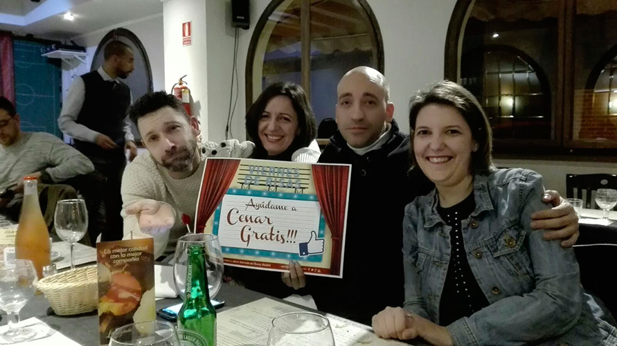 Maria, Alicia, Jose y Miguel te piden ayuda para Cenar por la Patilla gracias al #ViernesDeRisas